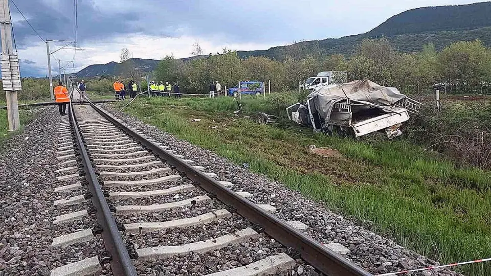 Hemzemin Geçitte Tren Kamyonete Çarptı: 4 Yaralı