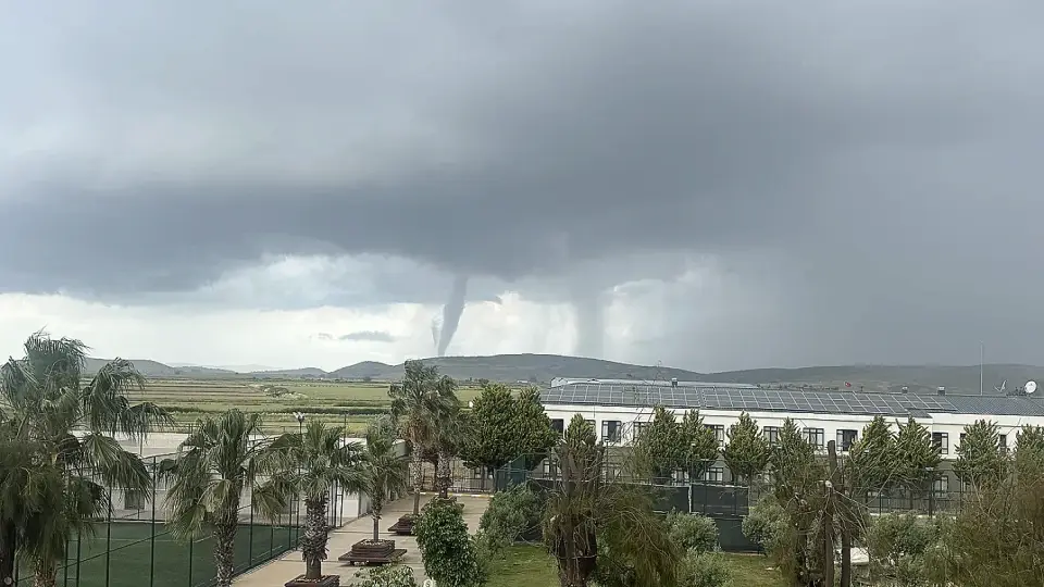 İzmir Menemen'de Hortum ve Dolu: Ani Hava Değişikliği Etkili Oldu