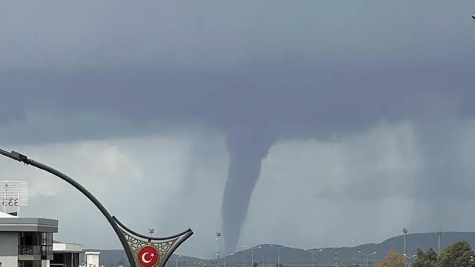 İzmir'in Menemen ilçesinde hortum oluştu