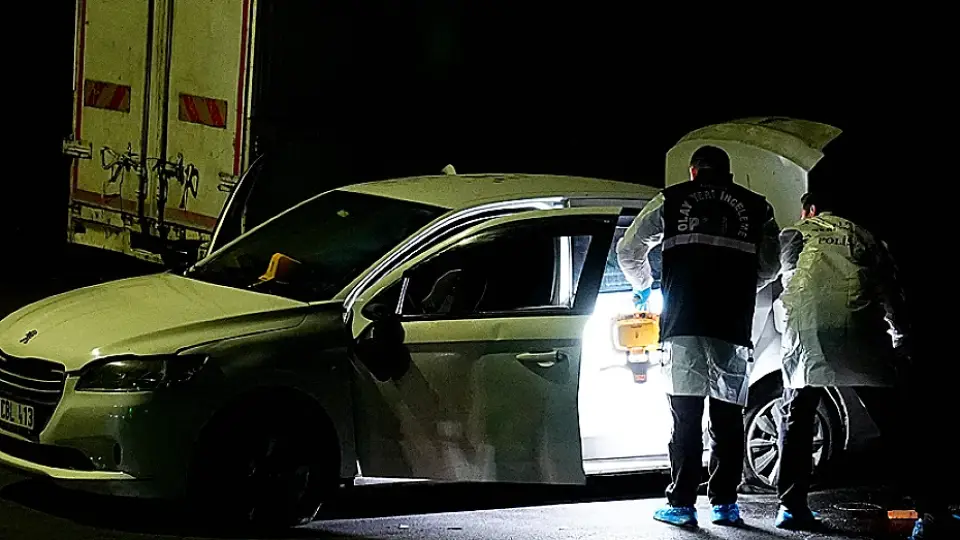 Küçükçekmece'de Polisten Kaçan Şüpheliler Kovalamaca Sonucu Yakalandı: 1 Polis Memuru Yaralandı