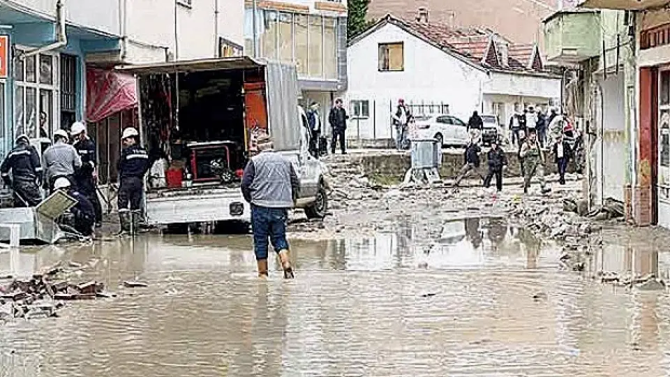 Samsun'da Sel Afeti: 4 Mahallede Elektrik Kesintisi, Okullarda Eğitime Ara Verildi