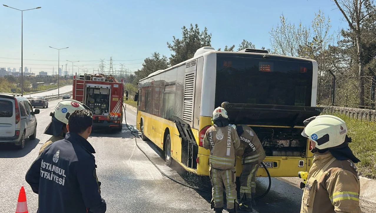 Eyüpsultan'da Otobüste Yangın: Yolcular Tahliye Edildi, Trafik Oluştu
