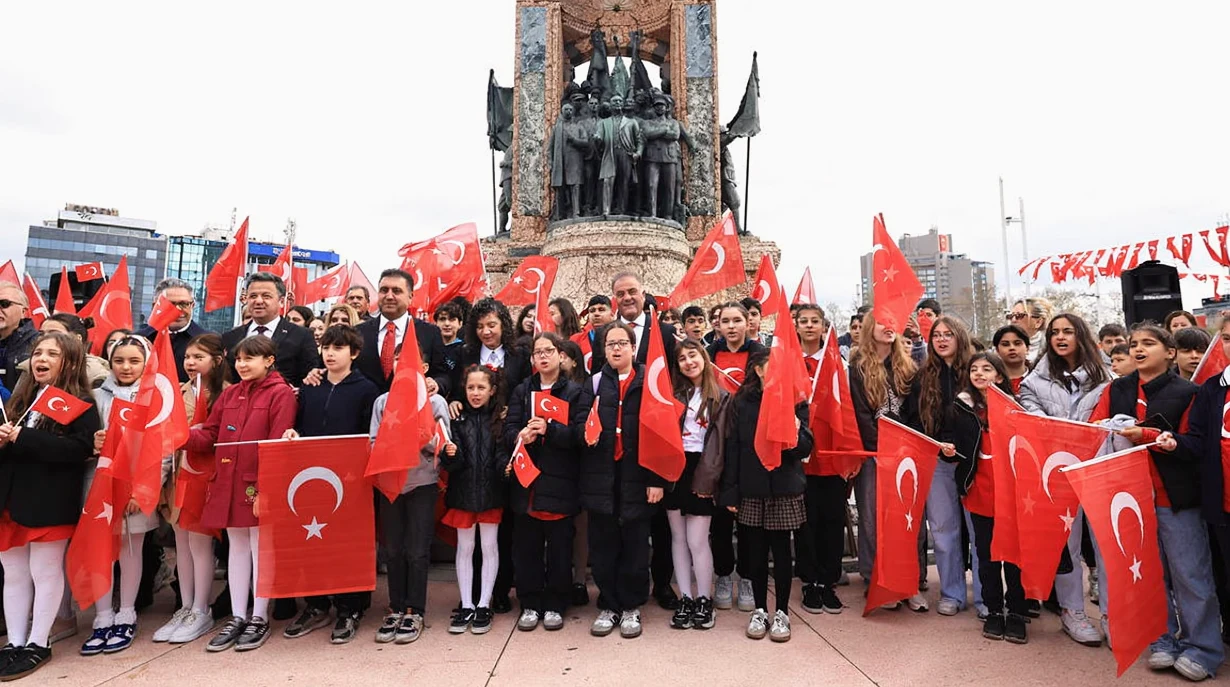 İBB Başkanvekili Nuri Aslan, 23 Nisan'da makam koltuğunu bir öğrenciye devretti