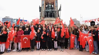 İBB Başkanvekili Nuri Aslan, 23 Nisan'da makam koltuğunu bir öğrenciye devretti