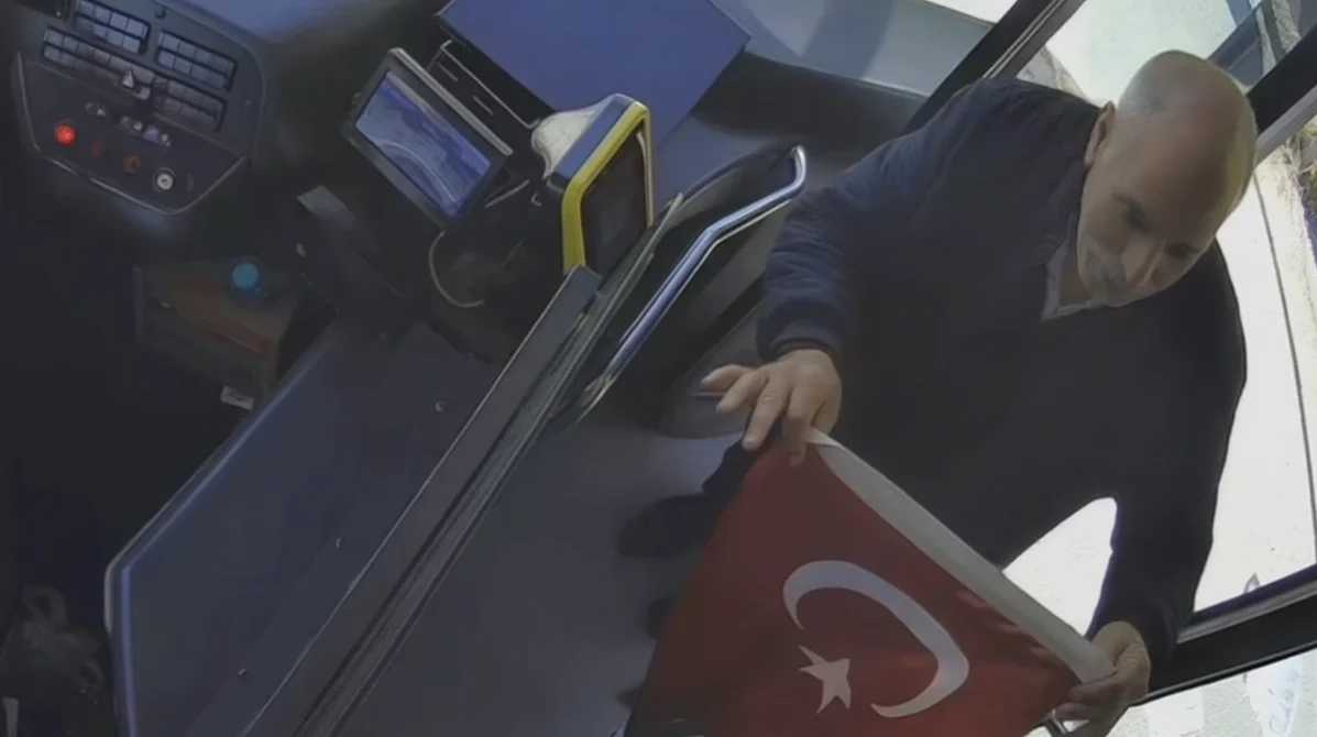 İETT Sürücüsünden Türk Bayrağı'na Duyarlılık