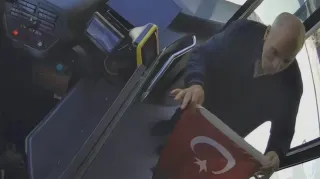 İETT Sürücüsünden Türk Bayrağı'na Duyarlılık
