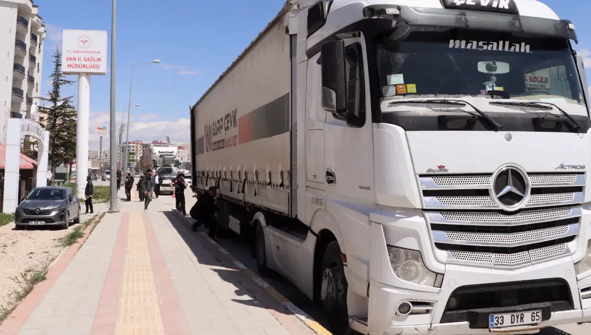 İran'a 6 yardım TIR'ı daha sevk edildi