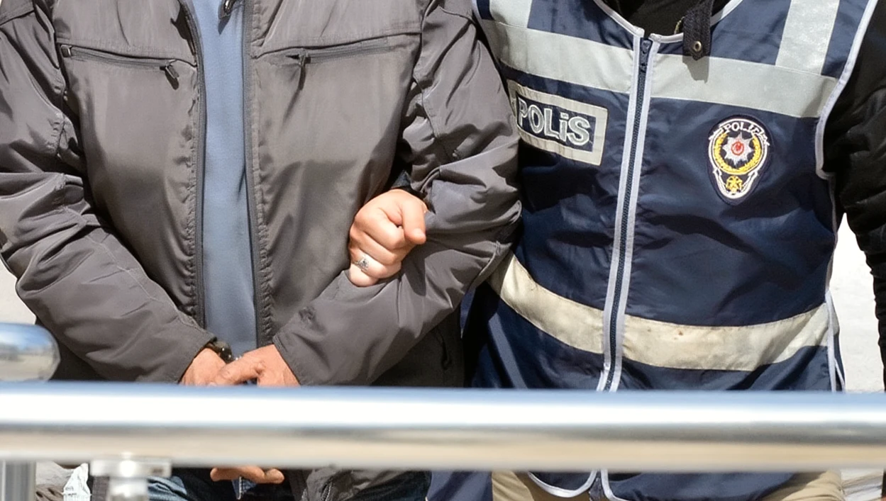 İzmir'de Okullara Yönelik Tehdit Paylaşımları Nedeniyle 30 Kişi Gözaltına Alındı