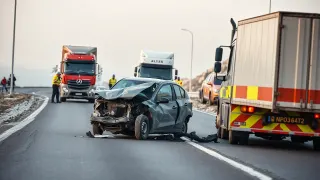 Rize'de otomobil kamyona çarptı: 6 yaralı