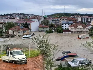 5 İlde Sağanak Etkili Oldu: Bodrum Katları ve Araçlar Sular Altında Kaldı