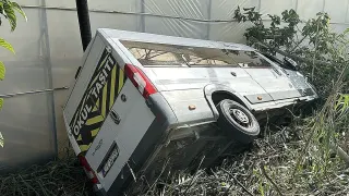 Alanya'da Okul Servisi Bahçeye Devrildi: 6 Öğrenci Yaralandı