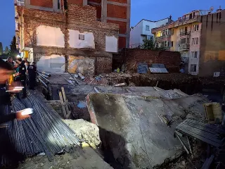Balıkesir'de Temel Kazısı Sırasında 3 Katlı Bina Yıkıldı