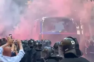 Barcelona Taraftarları Kendi Otobüslerini Taşladı