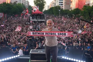 Batman Petrolspor'un Şampiyonluk Kutlamasında Ünlüler Sahne Aldı