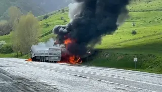 Bitlis'te Çarpışan 2 TIR Alev Aldı: 2 Ölü