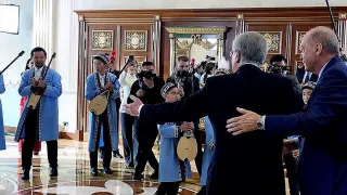 Cumhurbaşkanı Erdoğan'a Kazakistan'da Dombra Sürprizi