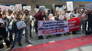 Emekçiler ve Emekliler Zam Talebiyle Eylemde: "Asgari Ücret Elimize Geçmeden Pul Oldu"