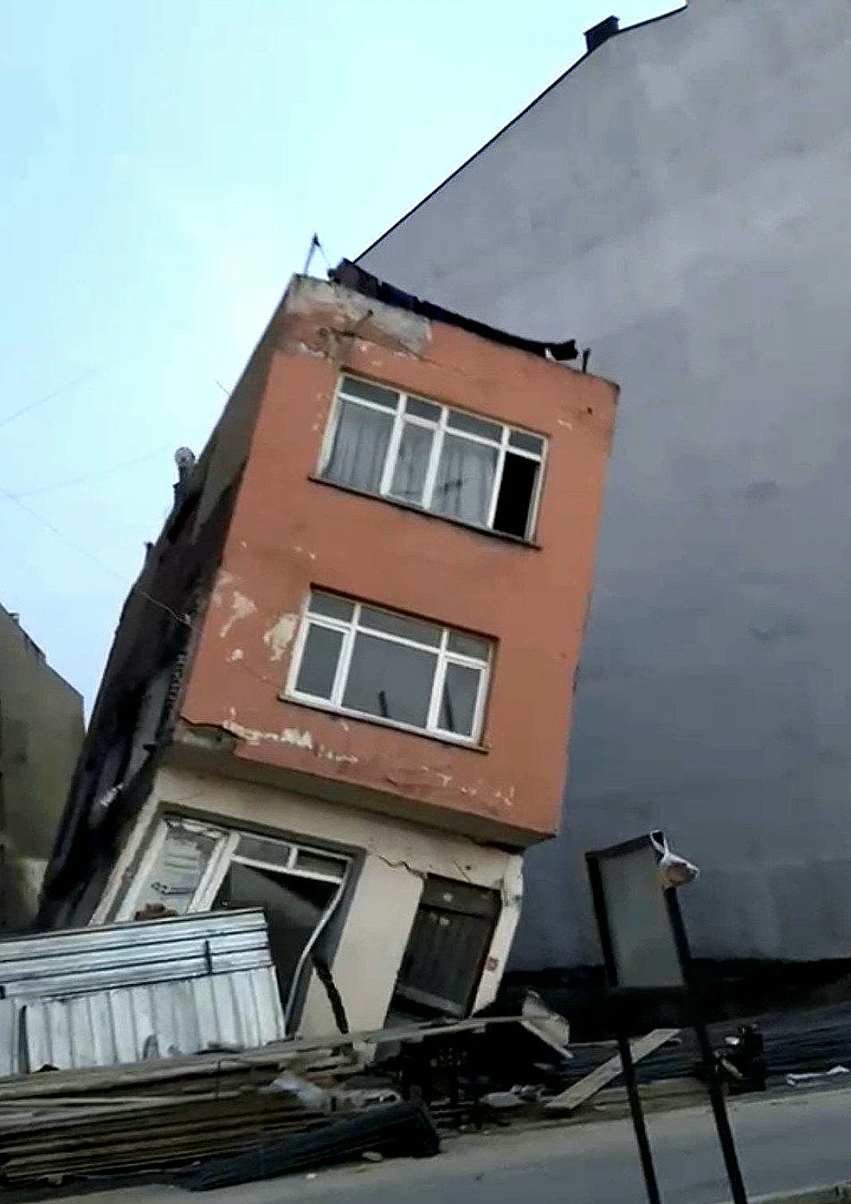 Erdek'te İnşaat Kazısı Nedeniyle 2 Katlı Bina Yıkıldı