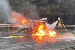 Esenyurt'ta Seyir Halindeki Otomobilde Yangın Çıktı