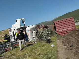 Gaziantep'te Tır Devrildi: Sürücü Yaralandı