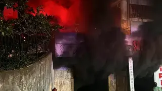 Kolonya İmalathanesinde Yangın: Bir İtfaiye Eri Yaralandı