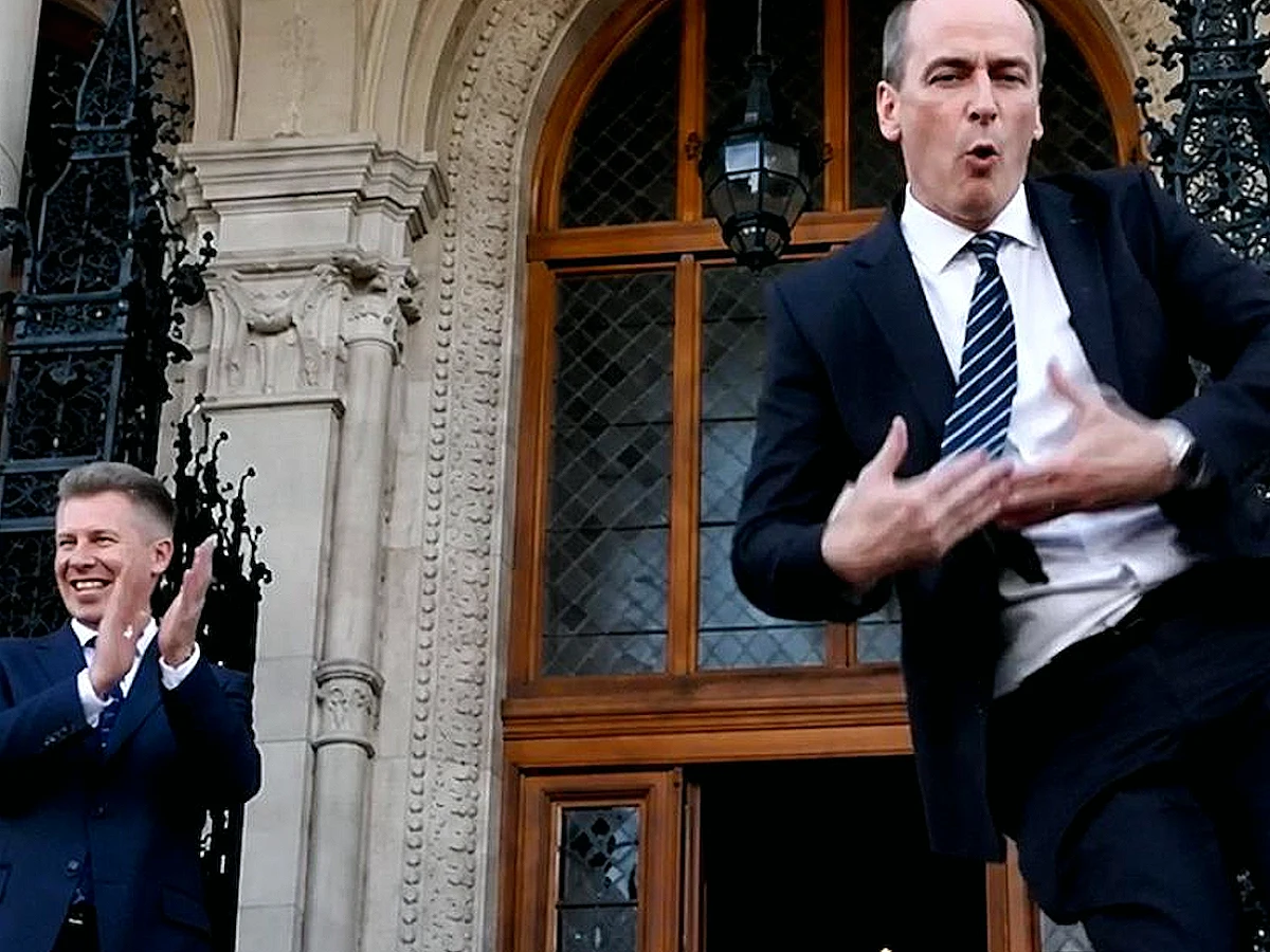 Macar Sağlık Bakanı Hegedus'tan Ulusal Meclis Önünde Coşkulu Dans Performansı