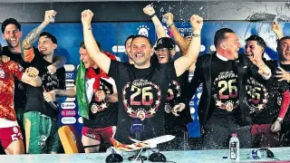 Okan Buruk'tan Tarihi Başarı: Galatasaray Üst Üste 4. Şampiyonluğunu Kutluyor