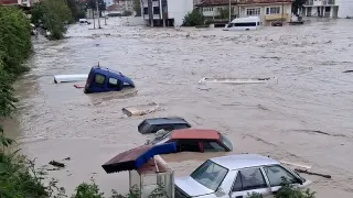 Sağanak ve Dolu Afet Getirdi: Cadde ve Sokaklar Sular Altında Kaldı