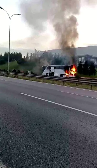 TEM Otoyolu'nda Seyir Halindeki Yolcu Otobüsü Alev Aldı