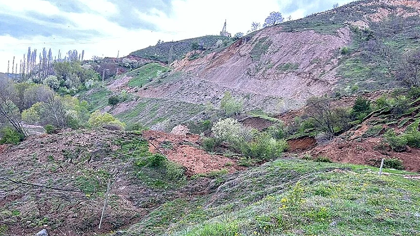 Tokat'ta Heyelan Anı Güvenlik Kamerasına Yansıdı