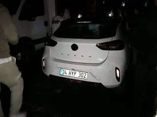 Üsküdar'da Park Halindeki Üç Araç Alevlere Teslim Oldu