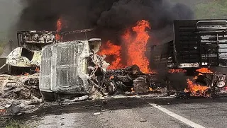 Van-Tatvan kara yolunda feci kaza: 2 sürücü hayatını kaybetti